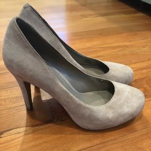“Suede” grey pumps